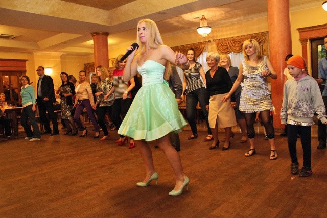Wszyscy uczestnicy zabawy chętnie wzięli udział we wspólnej nauce tańca, którą poprowadziła Karolina Bilska.