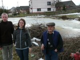 Mieszkańców Bebelna zalewa woda z gminnej sadzawki