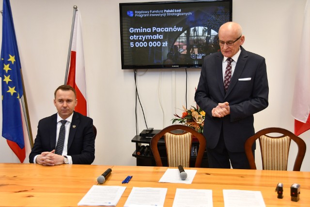 Minister Michał Cieślak oraz burmistrz Pacanowa Wiesław Skop podczas podpisywania umów na drogi.  Więcej na kolejnych zdjęciach