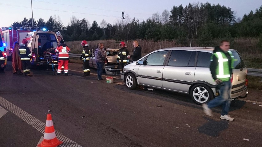 3 osoby z citroena i 2 osoby z opla zafiry są w szpitalu.