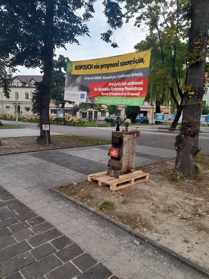 Pomnik kopciucha stanął na rynku w Skawinie i pozostanie tam...
