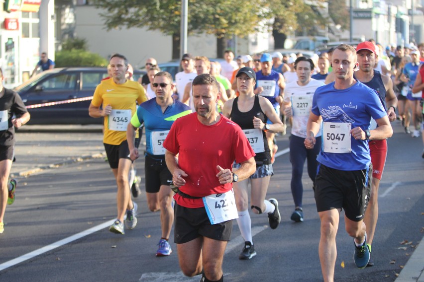 Zdjęcia z maratonu w Poznaniu 2018 - biegacze na pierwszym...