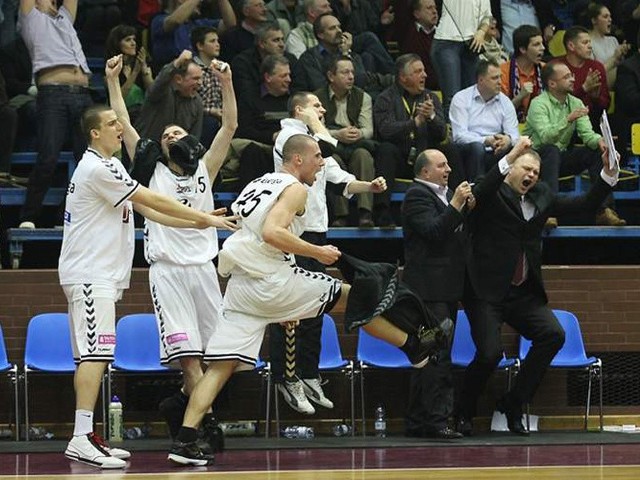 Ostatni mecz Czarni wygrali w Słupsku z Asseco 74-71.