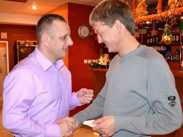 (z prawej) łamie się opłatkiem z trenerem GTŻ Robertem Kempińskim.
