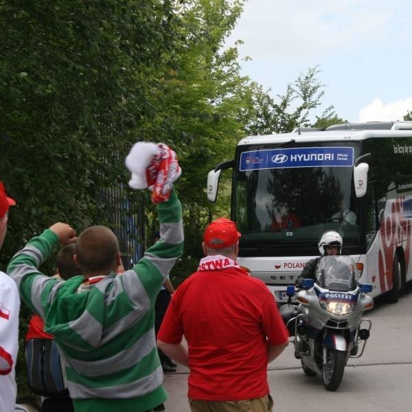 Autokar z reprezentacją Polski rusza w podróż do Klagenfurtu.