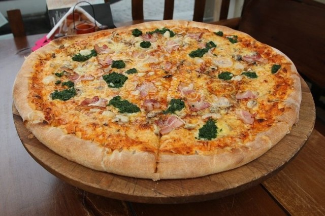 Pizza Zielone Prosię ze szpinakiem, bekonem i cebulką to jedna z wiosennych propozycji Biesiadowa.