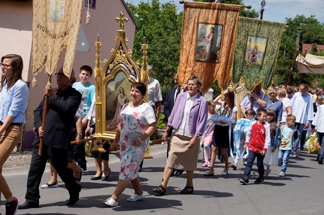 Parafia Dulsk: Uroczystość Bożego Ciała. Msza Św. z procesją o godz. 11.30. Ołtarze w tym roku przygotowują: pierwszy ołtarz – Mieszkańcy Frankowa, drugi ołtarz – Mieszkańcy Sokołowskich Rumunek, trzeci ołtarz – Mieszkańcy Dulskich Rumunek, czwarty ołtarz – OSP.