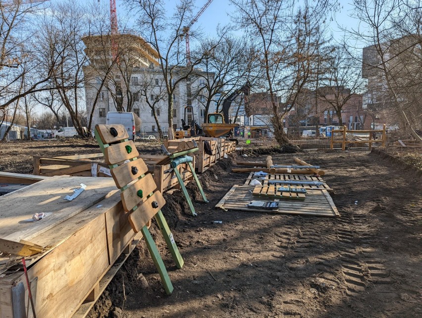 Kraków. Przy Fabrycznej powstaje zielony plac zabaw