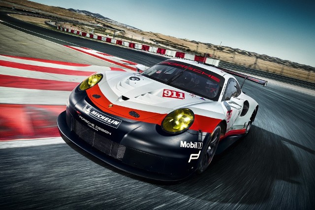 Porsche 911 RSRW sezonie 2017 Porsche wystartuje z całkiem nowym samochodem wyścigowym klasy GT. Najnowsze 911 RSR w pełni wykorzystuje możliwości, jakie dają przepisy obowiązujące pojazdy GT w 24-godzinnym wyścigu Le Mans, i poza lekką konstrukcją wyróżnia się 6-cylindrowym silnikiem typu bokser umieszczonym tuż przed tylną osiąFot. Porsche