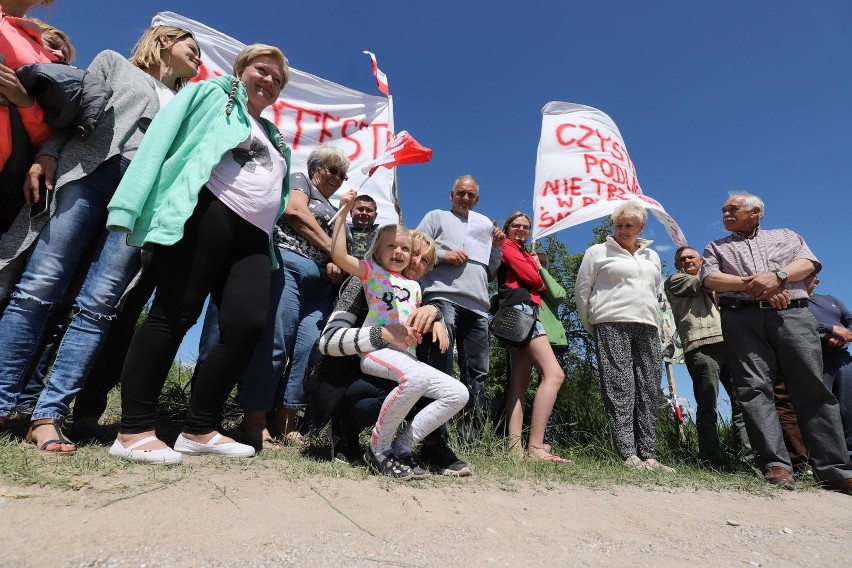 Wysypisko śmieci w Rybakach. Odpady leżą, a końca sprawy nie...