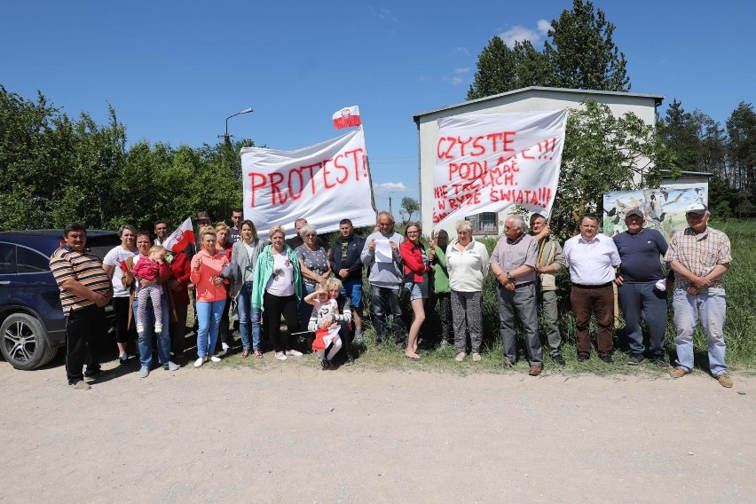 Wysypisko śmieci w Rybakach. Odpady leżą, a końca sprawy nie...