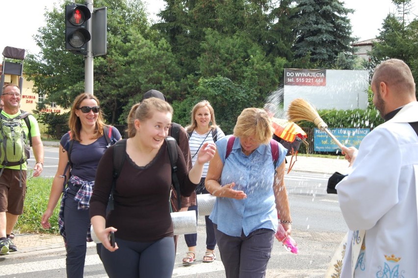 Czas „ładowania akumulatorów” w trudnych czasach. Pątnicy wyruszyli na Jasną Górę. Zobacz obszerną fotorelację z pierwszego dnia wędrówki