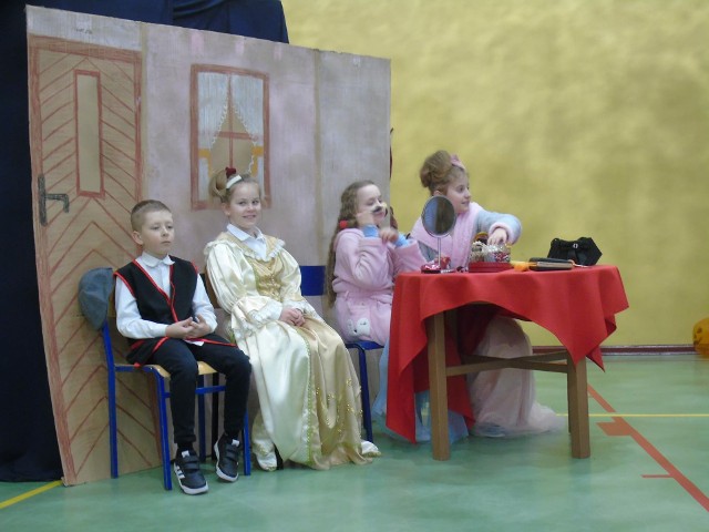 Występy z okazji Dnia Babci i Dziadka w Szkole Podstawowej imienia Jana Pawła II w Sobkowie. Zobacz więcej na kolejnych slajdach