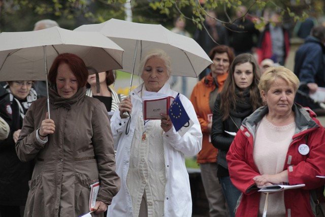 Spotkanie KOD. Czytanie konstytucji w Opolu.