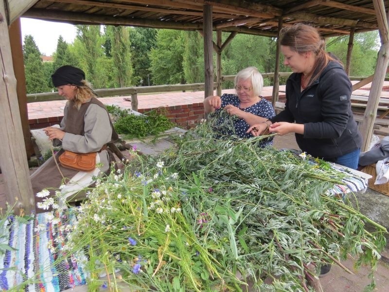 Słowiańskie wianki i lalki motanki, naczynia z gliny - można było tworzyć do woli na dziedzińcu zamku w Brodnicy