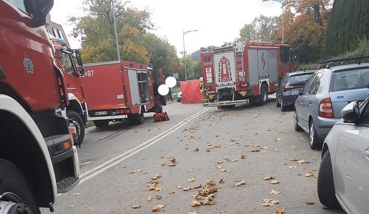 19-latek wjechał w małżeństwo przechodzące przez przejście...