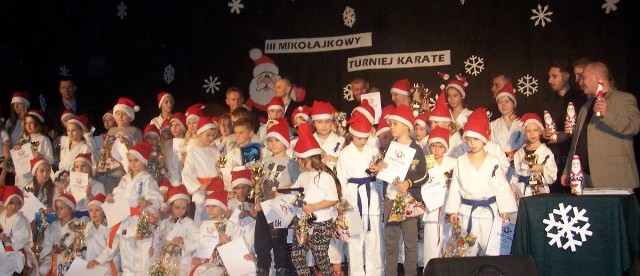 Uczestnicy Mikołajkowego turnieju karate w Sandomierzu.  
