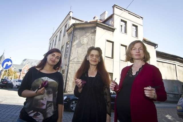 Małgorzata Pawlak (w środku), artystka Anka Leśniak (po lewej) i Danuta Milewska (po prawej) z Fundacji Nowa Sztuka Wet Music przed dawnym Teatrem Kameralnym na ul. Grodzkiej, gdzie dziś o 19 odbędzie się performance