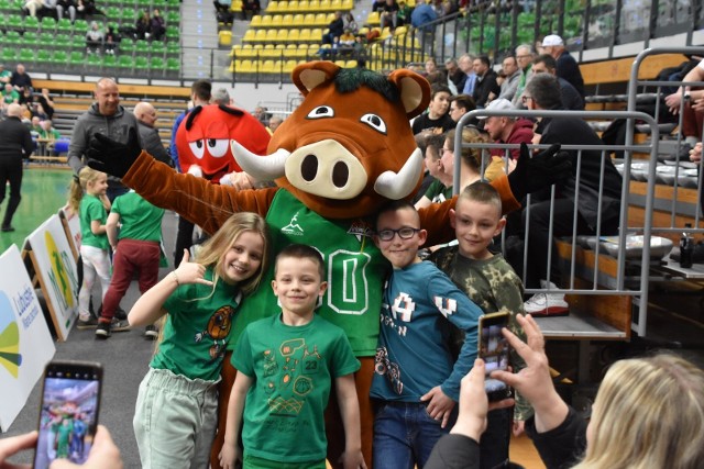 Kibice Zastalu Zielona Góra mocno wspierali drużynę w meczu ze Stalą Ostrów Wlkp.