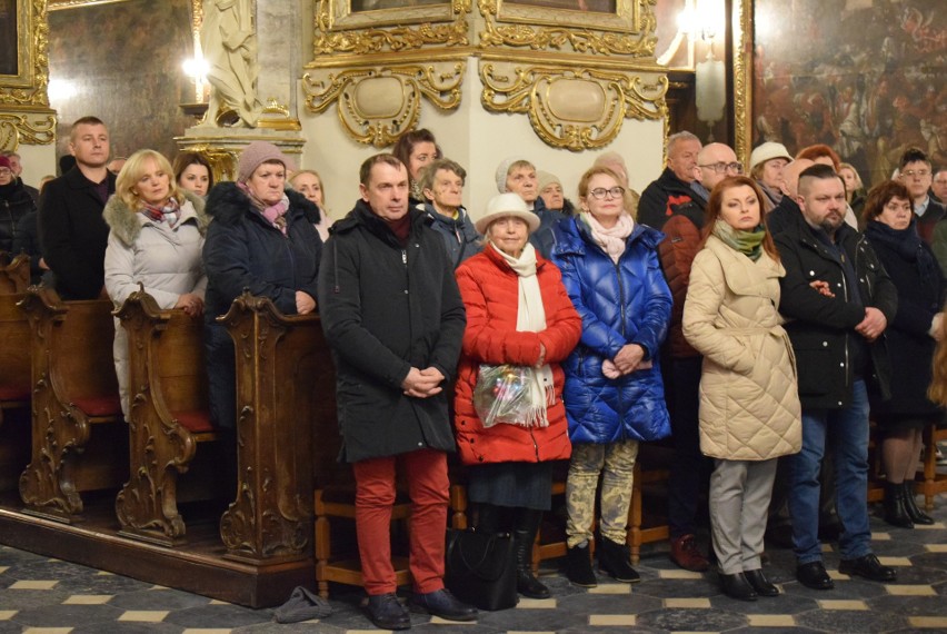 Pasterka 2023 w bazylice katedralnej w Sandomierzu. "Wszystkie drogi prowadzące do Boga są dobre". Zobacz zdjęcia