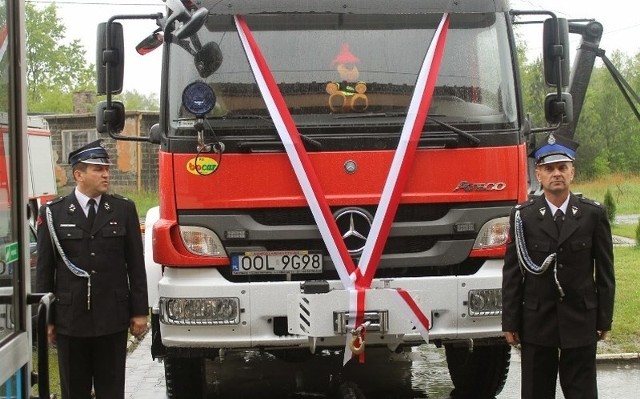 Mercedes Atego, duma strażaków z OSP Praszka. Jednostka dostała go w listopadzie ubiegłego roku. Teraz wiceminister MSW przekazał wóz po raz drugi, już osobiście.