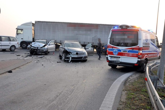 Jedna osoba trafiła do szpitala w wyniku wypadku, do którego doszło na obwodnicy Szubina. Zderzyły się tam dwa samochody, są utrudnienia w ruchu.O szczegółach zdarzenia czytaj na kolejnych zdjęciach! >>>Flesz - wypadki drogowe. Jak udzielić pierwszej pomocy?