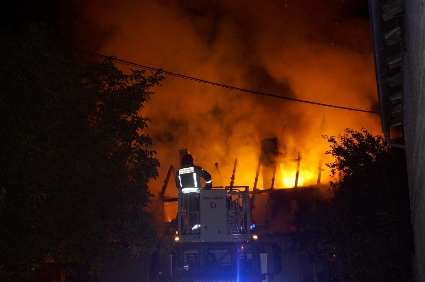 Pożar budynku w Kobylnicy. Interweniowało pięć zastępów