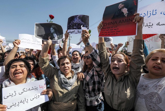 Protesty po śmierci 22-latki rozlały się już na ponad 60 miast Iranu.