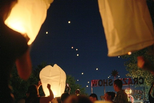 Łodzianie wypuścili w nocne niebo tysiące chińskich lampionów.