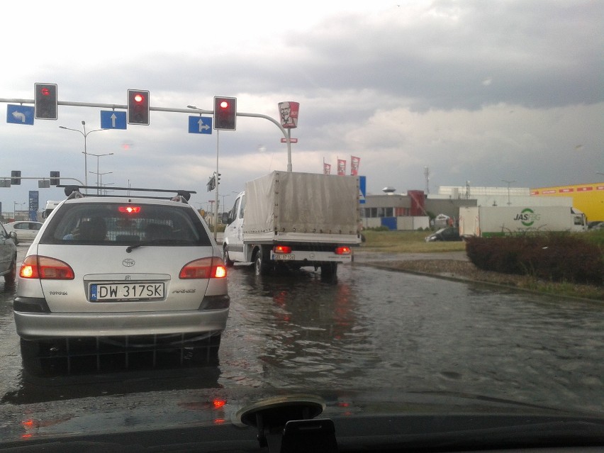 Woda zalała Bielany Wrocławskie. Potężne korki przy Tesco (ZDJĘCIA)