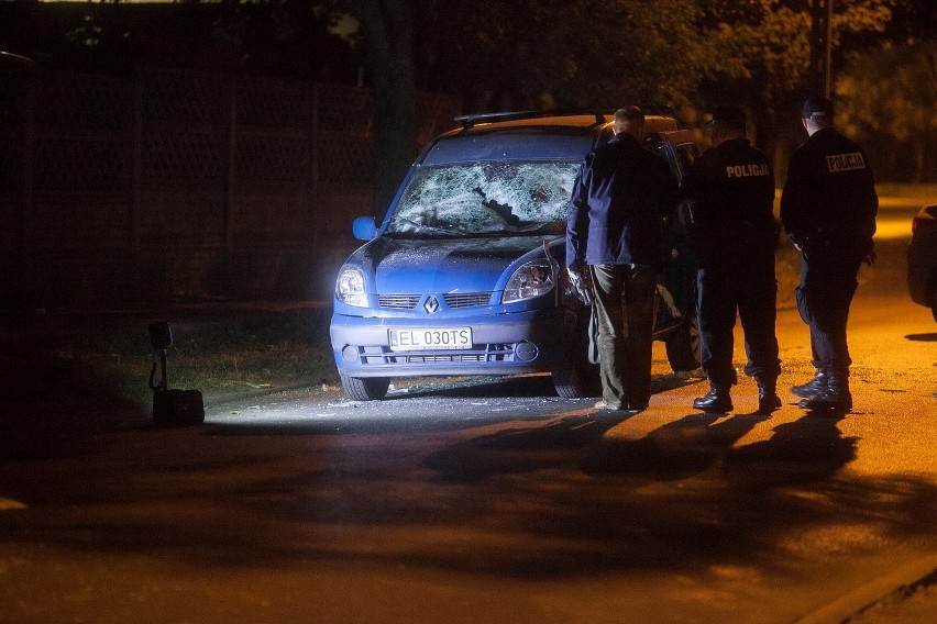 Bijatyka kiboli w centrum Łodzi. Uderzali maczetami pasażerów samochodu [ZDJĘCIA, FILM]