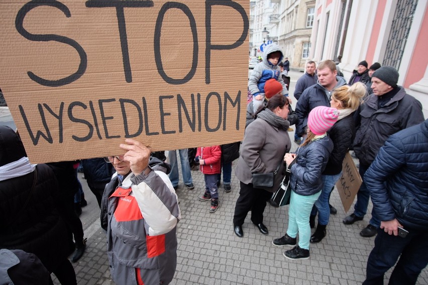 W piątek działkowcy protestowali przed Urzędem Miasta w...