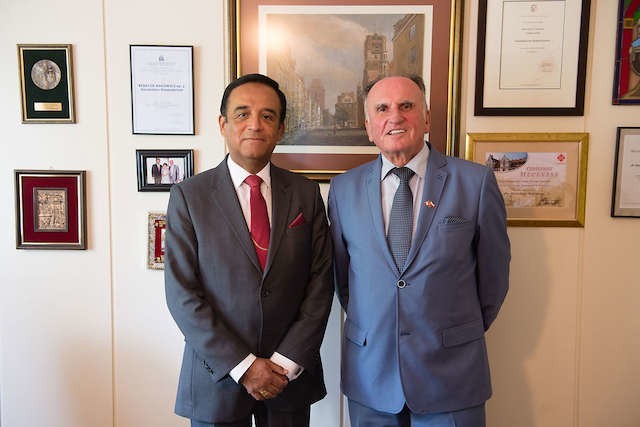 Ambasador Peru Alberto Salas Barahona w siedzibie konsulatu honorowego Peru z konsulem Stanisławem Rakowiczem