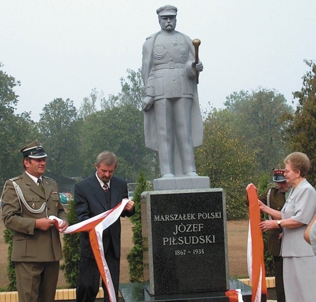 Od wielu lat pomnik Marszałka stoi na terenie jednostki wojskowej, która nosi zresztą jego imię. Ale wybitne dzieło sztuki to nie jest.