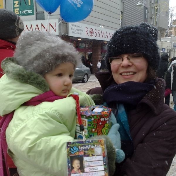 Zosia ma niecałe 3 latka. Wraz z mamą kwestuje na ulicy Sienkiewicza.