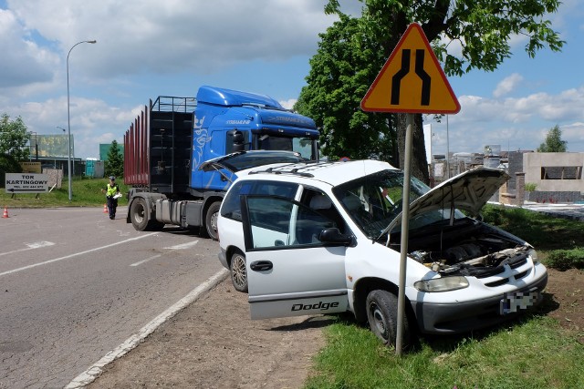 Wypadek na DK 65 w Fastach. Zderzenie ciężarówki z osobówką