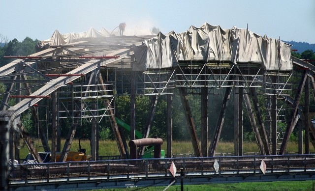 Trwa remont starego mostu na Odrze w Cigacicach. Obiekt regularnie fotografuje Barbara Jeznach. - Z mojego okna patrzę okiem aparatu, jak postępują prace na naszym moście - przyznaje Czytelniczka z Cigacic. Przysłała nam galerię zdjęć wykonanych w lipcu, sierpniu, wrześniu i październiku. Piękne są ujęcia o zachodzie słońca...>>>>> Zachęcamy do obejrzenia fotografiiPrzypomnijmy: remont mostu na Odrze w Cigacicach ruszył w kwietniu 2020 i powinien się zakończyć w listopadzie 2021. Prace prowadzone są zgodnie z zaleceniami konserwatorskimi, przy zachowaniu wszystkich historycznych elementów. Całkowity koszt robót oszacowano na 12 mln zł. 80 proc. sumy zostanie pokryte z dotacji celowej premiera, resztę dołożą: powiat zielonogórski i Urząd Miasta w Zielonej Górze.Stary most na Odrze w Cigacicach został otwarty 29 kwietnia 1925. Powstał w Zakładzie Konstrukcji Stalowych i Mostowych Beuchelt & Co. w Zielonej Górze. 25 stycznia 1945 niemieckie wojska wysadziły jedno z przęseł, chcąc zatrzymać rosyjskie czołgi na linii Odry. Zniszczenia naprawiono w latach 50. Przez lata stan mostu się pogarszał, trzeba było wprowadzić ruch wahadłowy, a także ograniczyć możliwość przejazdu dla cięższych pojazdów...