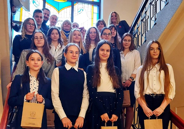 Marianna Bednarz, Konrad Góral, Adrianna Kopeć, Paulina Moskal, Paula Nazar, Nel Wójcik i Aleksandra Zawiska to laureaci miejskiej edycji konkursu "Ośmiu Wspaniałych" w Tarnobrzegu