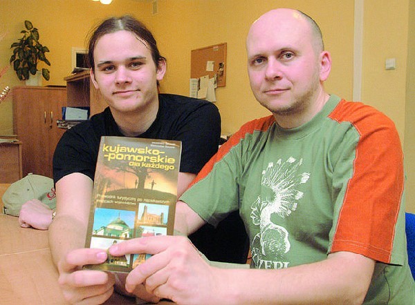 Autorzy przewodnika: Wieńczysław Bykowski (po lewej) i  jego ojciec, Włodzimierz