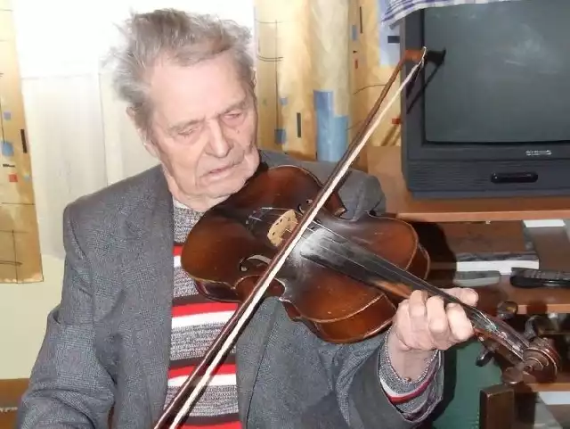 Michał Dudzik z Cholewianej Góry wciąż potrafi dziarsko zagrać na skrzypcach.