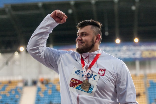 Konrad Bukowiecki triumfuje po zdobyciu złotego medalu mistrzostw świata U-20