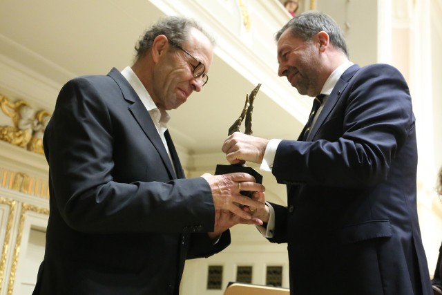 Przewodniczący Kapituły Andrzej Baehr wręcza statuetkę Feniksa Michałowi Lorencowi