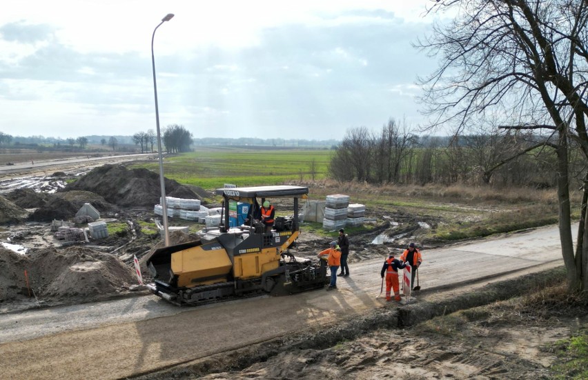 Trwa budowa ronda w Gębarzowie w gminie Skaryszew. Kierowcy muszą uzbroić się w cierpliwość, są utrudnienia
