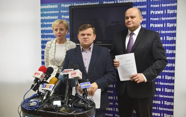Posłowie PiS - Anna Kwiecień, Wojciech Skurkiewicz i Andrzej Kosztowniak apelują do władz Radomia, by nie zamykały szkół.