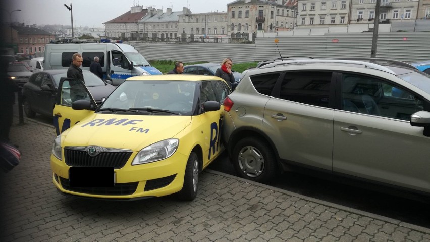 Kolizja na ul. Świętoduskiej. Zderzyły się dwa auta, powstał duży korek