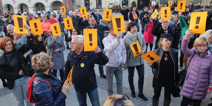 Strajk nauczycieli - spontaniczny protest na Rynku w Kielcach (TRANSMISJA)