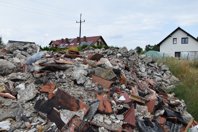 W kwietniu koło domków jednorodzinnych we wsi Modrzyca w gminie Otyń zaczęła się zwózka odpadów