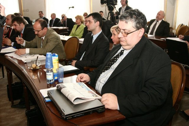 Służbowy laptop to standardowe wyposażenie urzędnika. Na zdjęciu Robert Skiba, wiceprezydent Radomia.