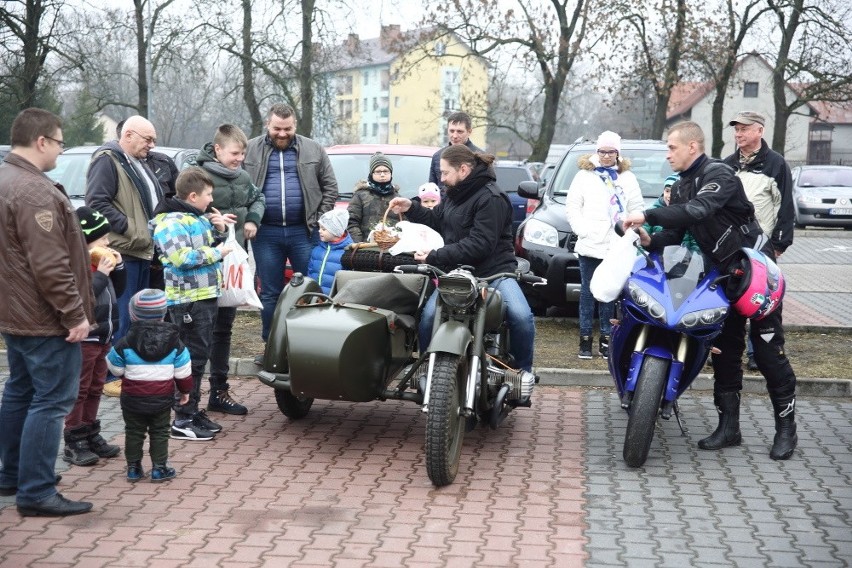 Na tradycyjne święcenie przybyło wielu fanów motoryzacji.