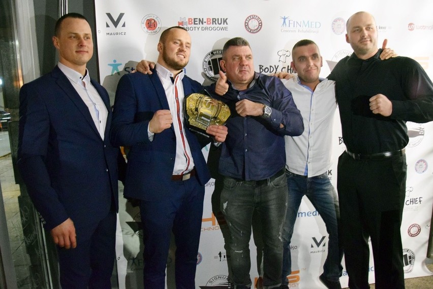 Stargardzki Narkun Team na After Party 42. KSW. Zwycięstwo nad Mamedem Chalidowem Tomasz Narkun świętował z rodziną, przyjaciółmi i fanami